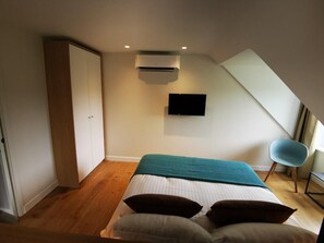 1 bedroom, desk, Internet, bed sheets
