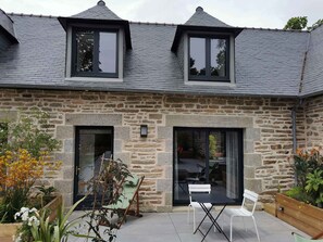 Outdoor dining - Le Recouvrance     . (Concarneau)