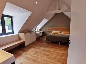 1 bedroom, desk, Internet, bed sheets
