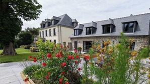A two-story house with a stone facade and a grey roof. - L'Etoile du Roy    . (Concarneau)