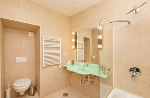 Studio | Badezimmer | Kostenlose Toilettenartikel, Haartrockner, Handtücher, Seife