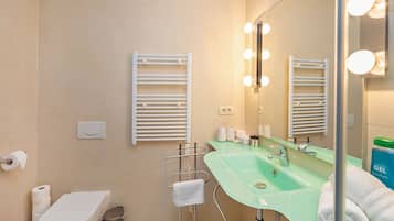 Studio | Bathroom | Free toiletries, hair dryer, towels, soap