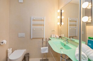 Studio | Bathroom