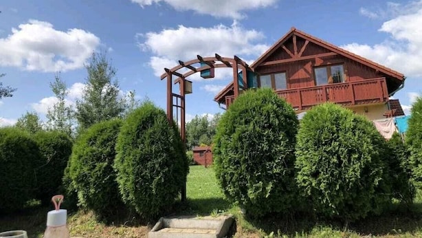 A wooden house with a balcony, surrounded by well-maintained hedges. - Villa Leika - for families with a view of the Schneekoppe, dogs allowed (Mysłakowice)