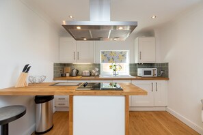 Apartment, 1 Queen Bed | Private kitchen | Fridge, microwave, oven, stovetop