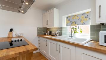 Apartment, 1 Queen Bed | Private kitchen | Fridge, microwave, oven, stovetop