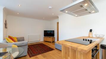 Apartment, 1 Queen Bed | Interior