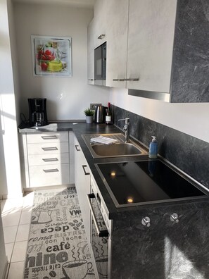 Fridge, microwave, oven, stovetop - Light-flooded vacation apartment in the center with a view of the fishing boats (Büsum)