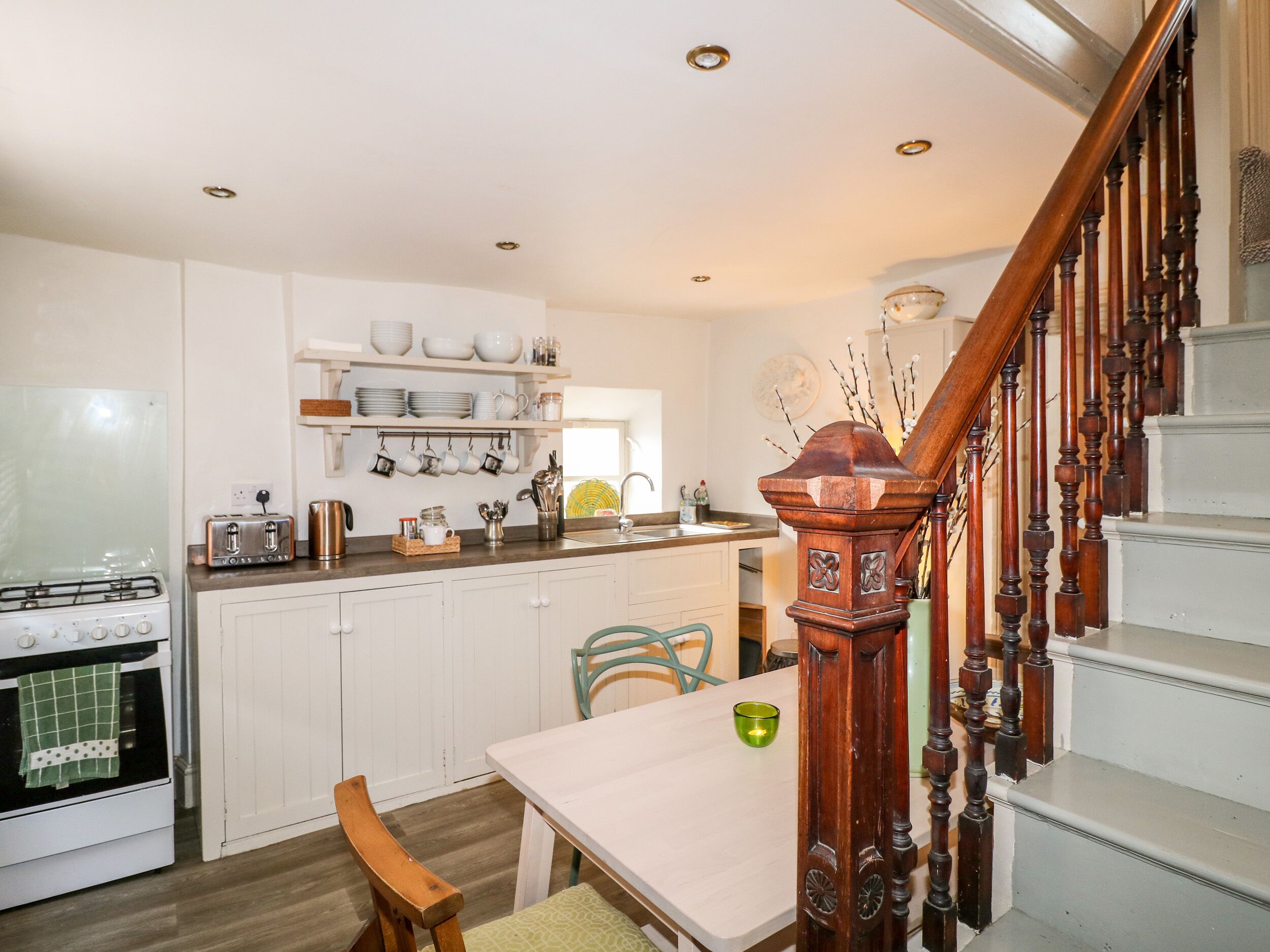 Cottage | Private kitchen | Dishwasher, cookware/dishes/utensils