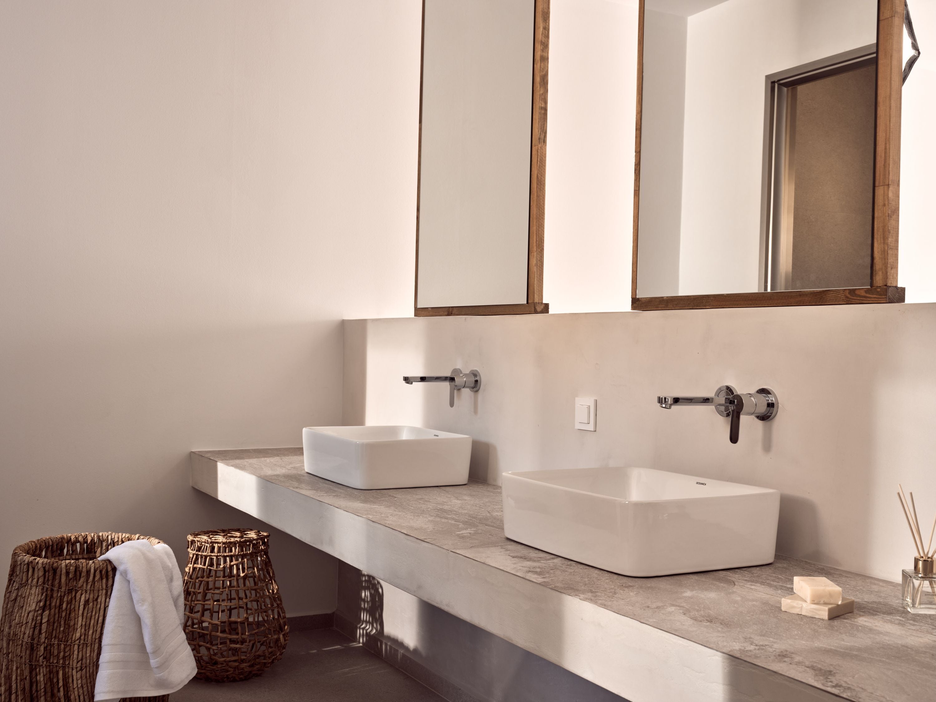 Shower, hair dryer, bathrobes, slippers