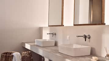 Doccia, asciugacapelli, accappatoio, pantofole