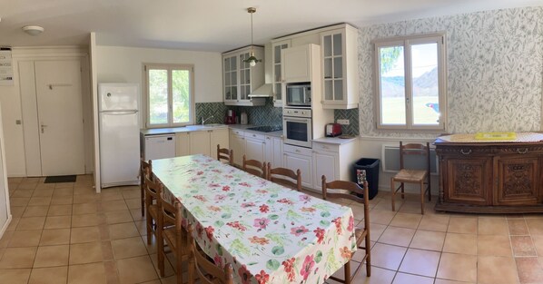 City Cottage, Ensuite, Mountain View | Shared kitchen