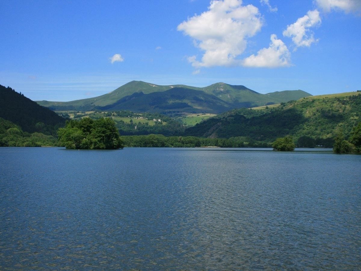 Un lago rodeado de colinas y árboles.