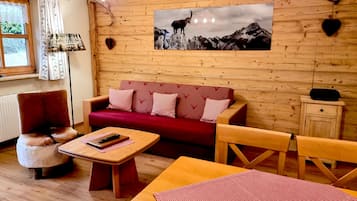 Gallery-Apartment | Wohnbereich | 40-Zoll-Flachbildfernseher mit Digitalempfang, Fernseher