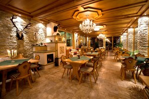 فطور من الأطباق المحلية يوميًا مقابل رسوم