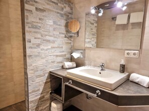 تجهيزات دش، مستلزمات مجانية للعناية الشخصية، مجففات شعر، مناشف