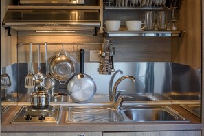 Kühlschrank, Mikrowelle, Wasserkocher, Kochgeschirr/Geschirr/Besteck