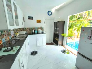 Refrigerador, microondas, horno, placa de cocina
