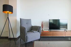 Deluxe-Apartment | Wohnbereich | 43-Zoll-Smart-TV mit Digitalempfang, Fernseher