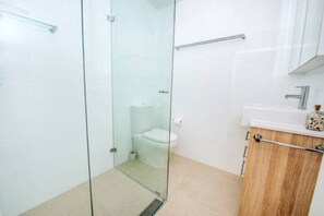 Combined shower/bathtub, hair dryer, towels, soap - Stay 3/Pay2 nights (T&C’s) 'Dolphin Shores' *1SUPs+3Kayaks* WATERFRONT (Corlette)