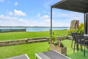 Outdoor dining - Stay 3/Pay2 nights (T&C’s) 'Dolphin Shores' *1SUPs+3Kayaks* WATERFRONT (Corlette)