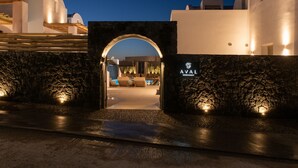 Entrada a un edificio con un arco de piedra y un letrero que dice "AVAL".