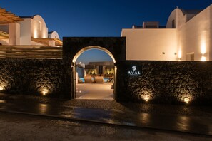 住宿正面 - 傍晚/夜晚