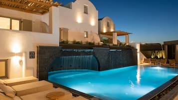 季節性室外泳池;10:00 至 20:00 開放;泳池傘、躺椅