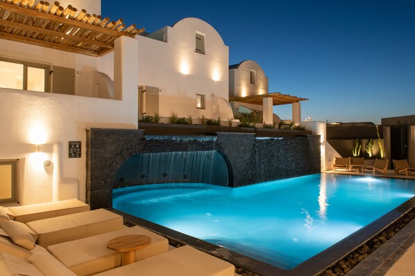 Útilaug sem er opin hluta úr ári, sólhlífar, sólstólar