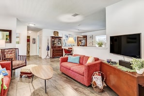TV, books, offices - Family Home: Private Pool, ADA Access, EV Charger (Fernandina Beach)