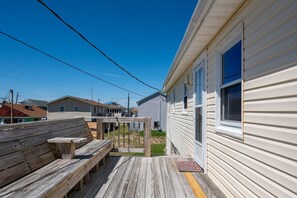 Terrace/patio - 306 Newly Renovated & Central Location (Kill Devil Hills)