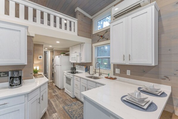 Fridge, microwave, oven, stovetop - Edgewater at The Retreat at Water's Edge (Tracy City)