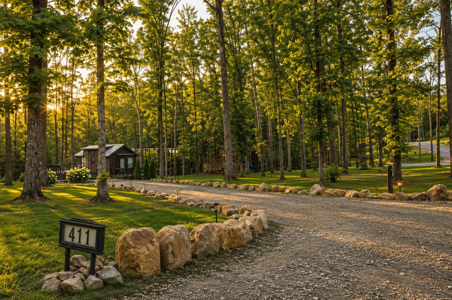 Une allée de gravier mène à un chalet dont la porte est marquée du numéro 411.