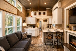 Un interior acogedor con sala de estar, cocina y comedor.