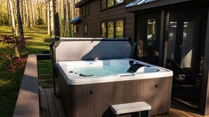 Outdoor spa tub - Edgewater at The Retreat at Water's Edge (Tracy City)
