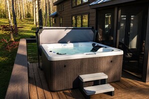 Outdoor spa tub - Edgewater at The Retreat at Water's Edge (Tracy City)