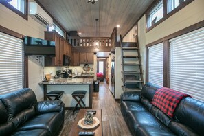 Smart TV, Netflix, Hulu, streaming services - Jenny's Retreat at The Retreat at Deer Lick Falls (Monteagle)