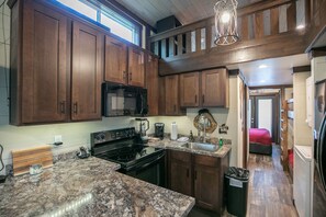 Fridge, microwave, oven, stovetop - Jenny's Retreat at The Retreat at Deer Lick Falls (Monteagle)