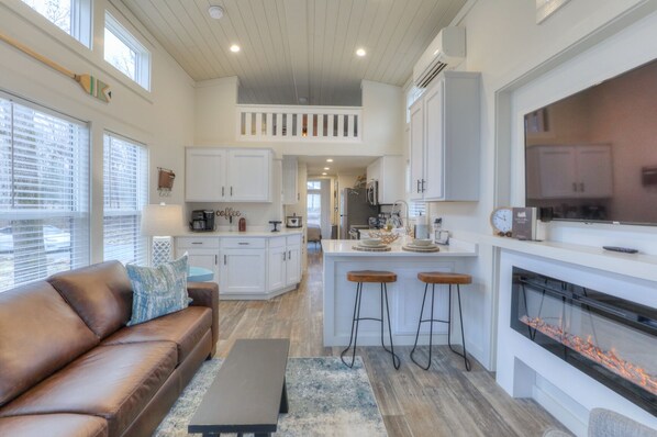 Smart TV, fireplace - Woodland Bliss at The Retreat at Water's Edge (Tracy City)