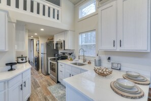 Fridge, microwave, oven, stovetop - Woodland Bliss at The Retreat at Water's Edge (Tracy City)