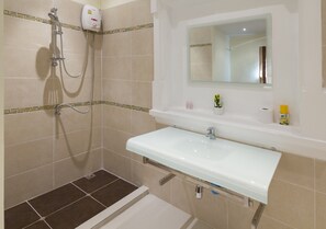 Dusche, Haartrockner, Handtücher, Shampoo