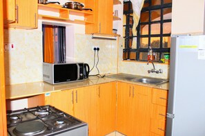 Fridge, microwave, oven, coffee/tea maker - EL PARAISO (Nairobi)
