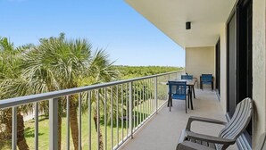 Property grounds - Beachfront 2BR/2BA condo with pool, WiFi, and heated pool access. (Marco Island)