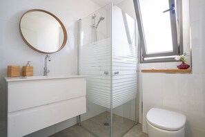 Apartment | Bathroom | Shower, free toiletries, towels, shampoo