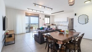 Een modern appartement met een eethoek, keuken en woonruimte.