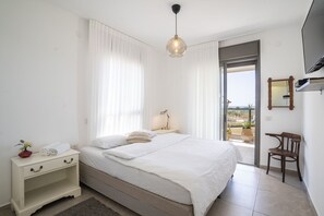 4 bedrooms, free WiFi, bed sheets - Alloro First Line To The Beach (Nahariya)