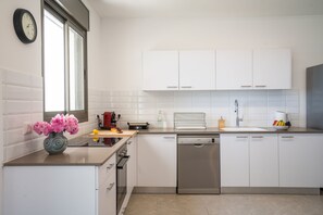 Apartment | Private kitchen | Full-sized fridge, microwave, dishwasher, cookware/dishes/utensils - Alloro First Line To The Beach (Nahariya)
