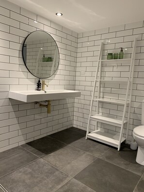 Shower, hair dryer, towels, soap - Coopers Rest Too  (Coconut Grove)