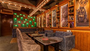 Un salon moderne doté de sièges confortables, d’œuvres d’art décoratives et d’un éclairage d’ambiance.