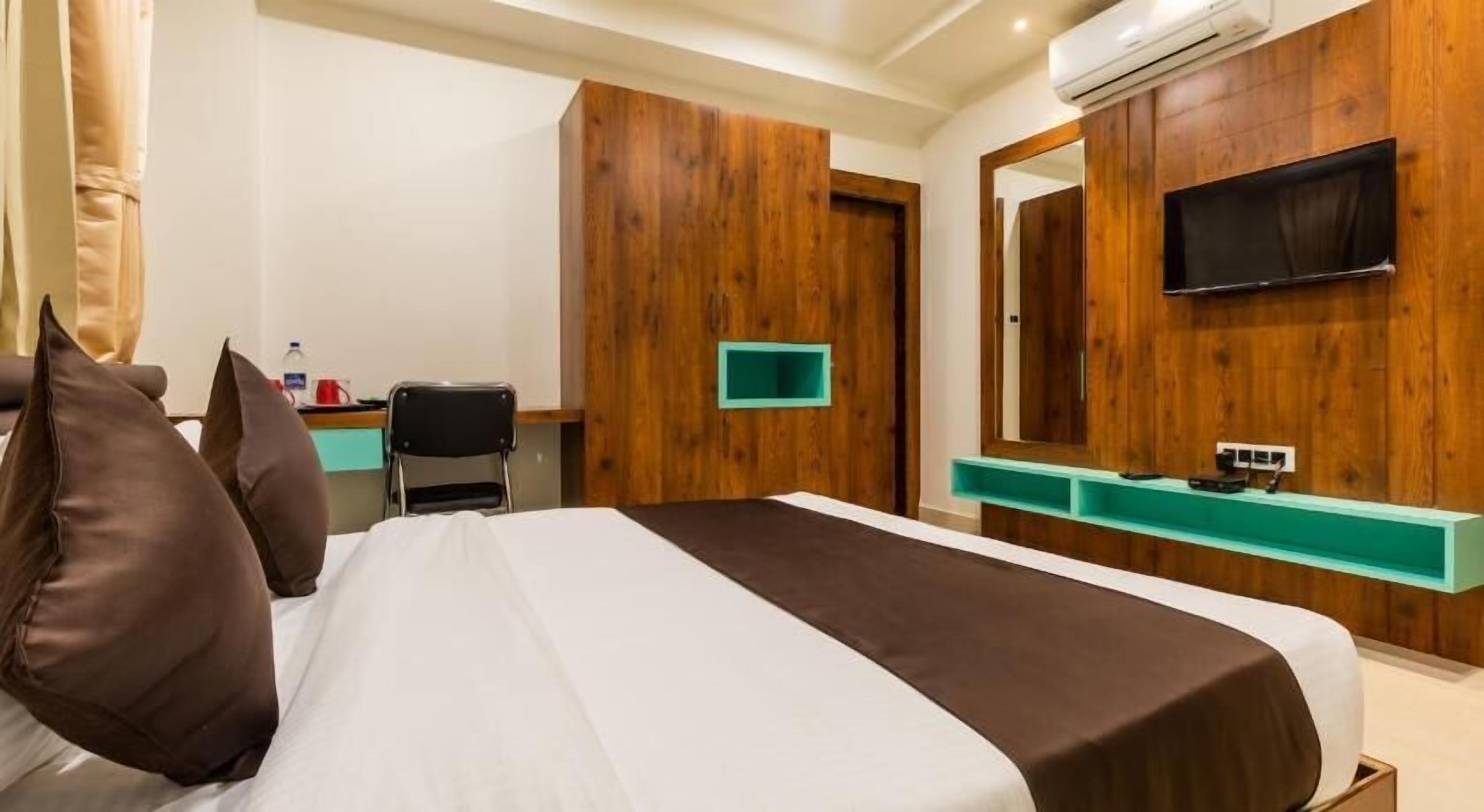 Escritorio, cortinas blackout, tabla de planchar con plancha y wifi 